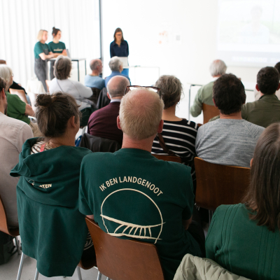 persoon met trui van De Landgenoten
